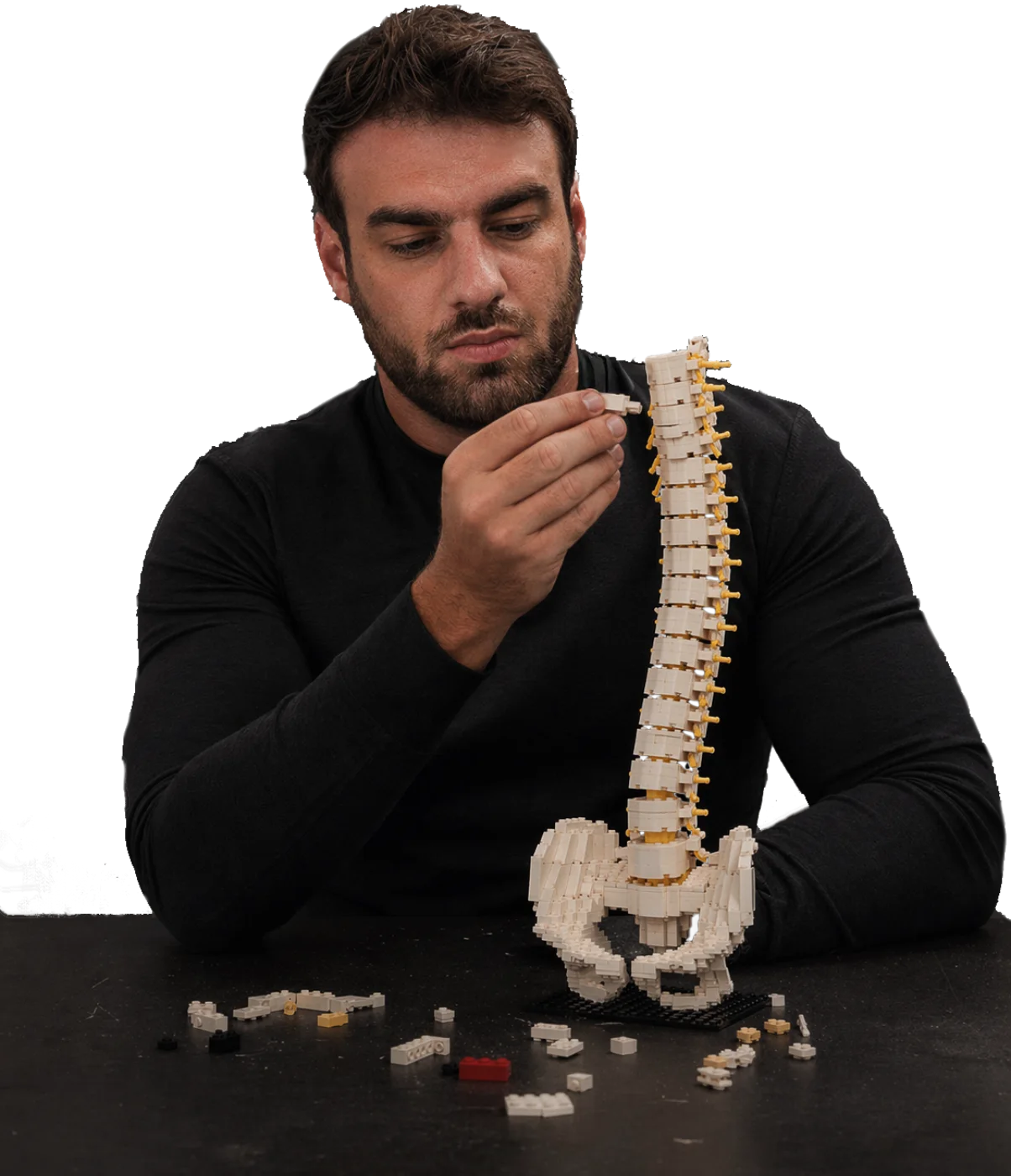 Dr. Guilherme Porceban examinando um modelo anatômico da coluna vertebral
